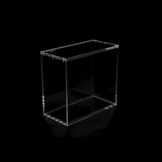 The Acrylic Box Premium – ETB Schutzbox aus 6 mm Virgin-Acryl mit N52 Magneten und UV-Schutz.