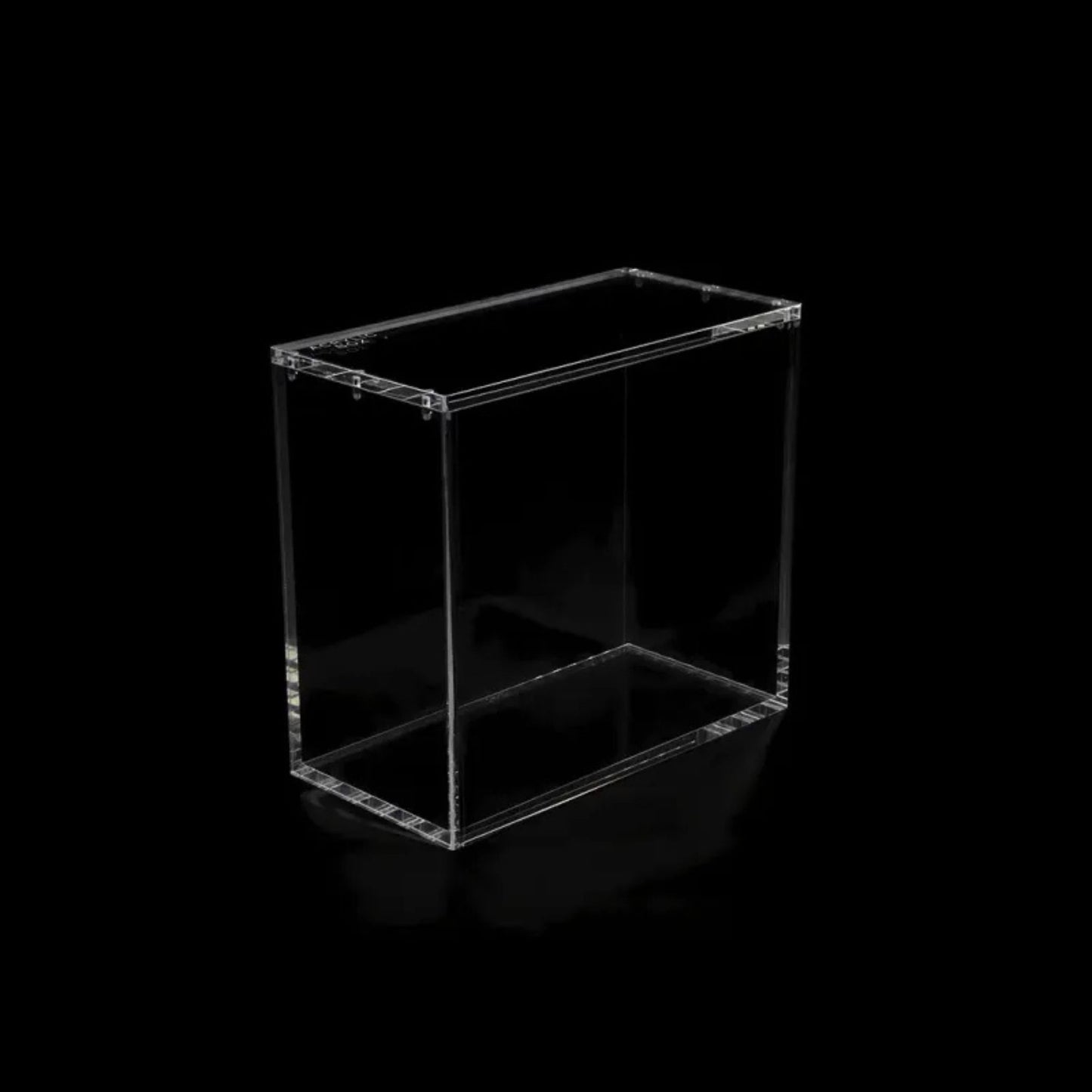 The Acrylic Box Premium – ETB Schutzbox aus 6 mm Virgin-Acryl mit N52 Magneten und UV-Schutz.