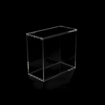 The Acrylic Box Premium – ETB Schutzbox aus 6 mm Virgin-Acryl mit N52 Magneten und UV-Schutz.