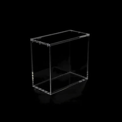 The Acrylic Box Premium – ETB Schutzbox aus 6 mm Virgin-Acryl mit N52 Magneten und UV-Schutz.