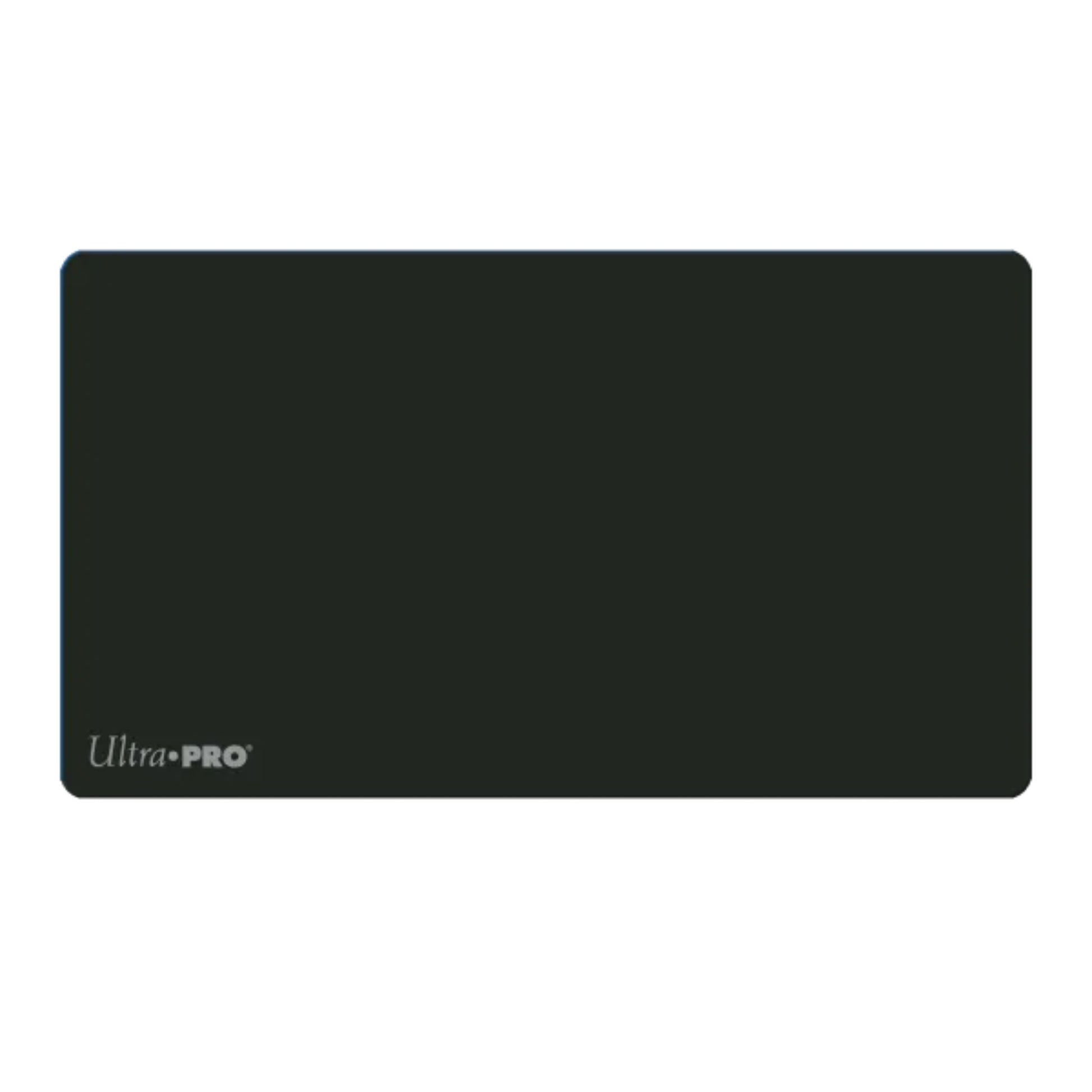 Ultra Pro Solid Jet Black Playmat – schwarze Spielmatte 60×34 cm mit Stoffoberfläche & rutschfester Gummirückseite.